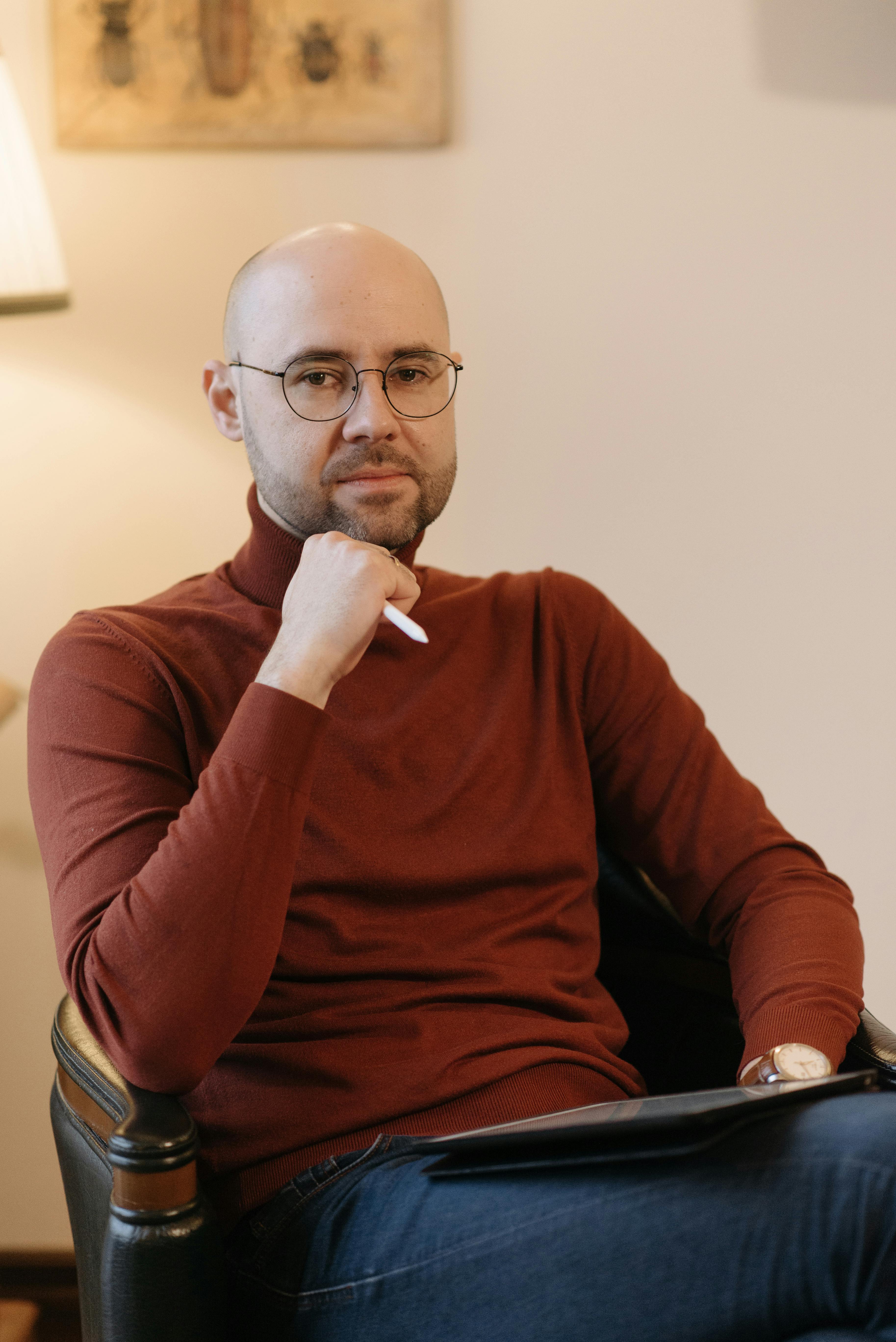 Socionom som sitter och tänker